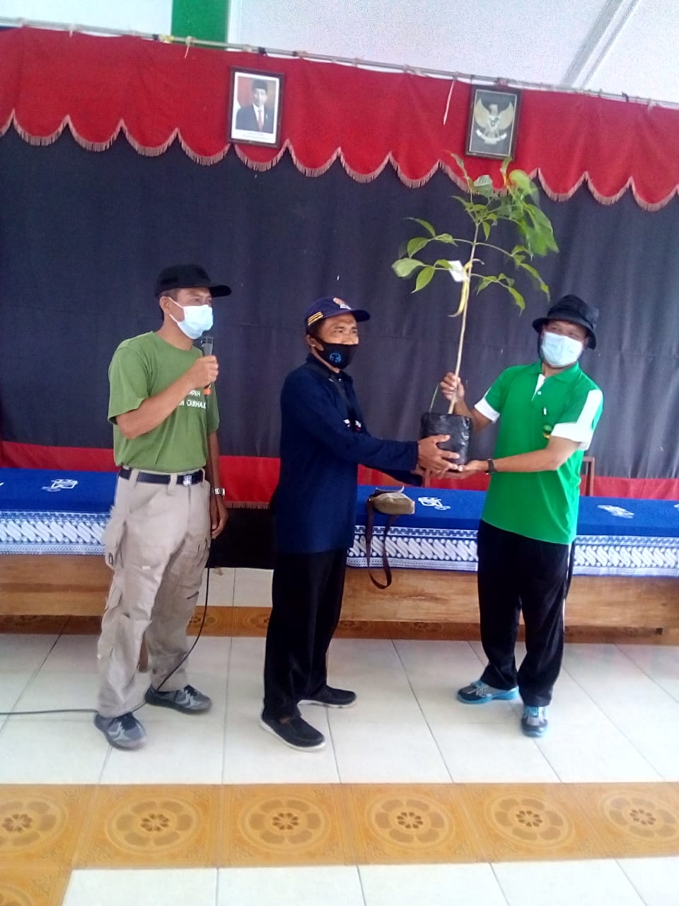 foto penyerahan bibit 1.jpg